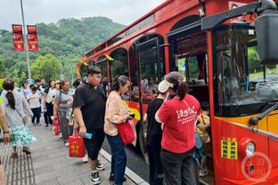 方镜淇首次在队内过生日，于根伟调侃：那我是不是要给你放个假？